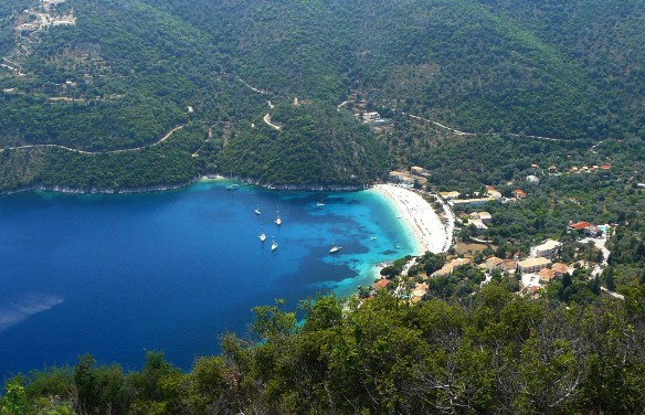 Poros și plaja Mikros Gialos - vedere panoramică